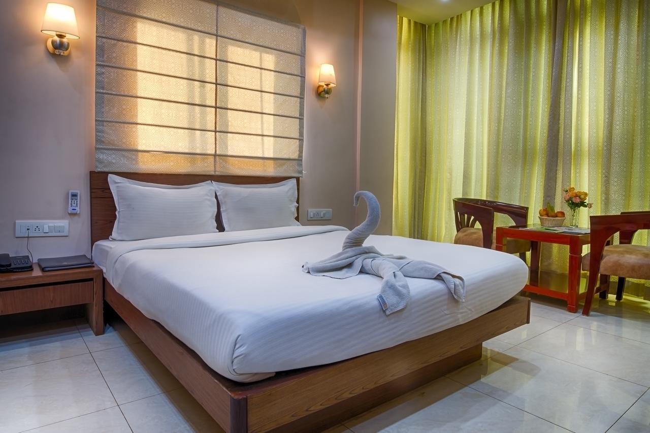 The Oval Hotel *